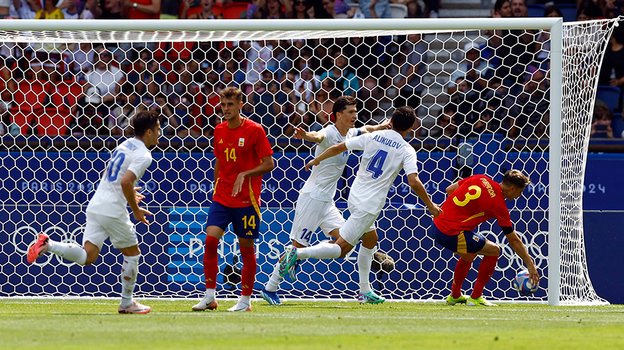 Эльдор Шомуродов (№14) празднует гол.