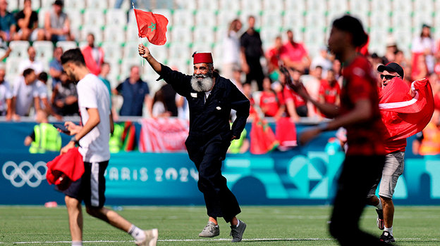 Марокканский болельщик выбежал на поле.