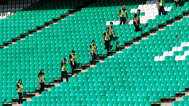 Стюарды на трибуне.