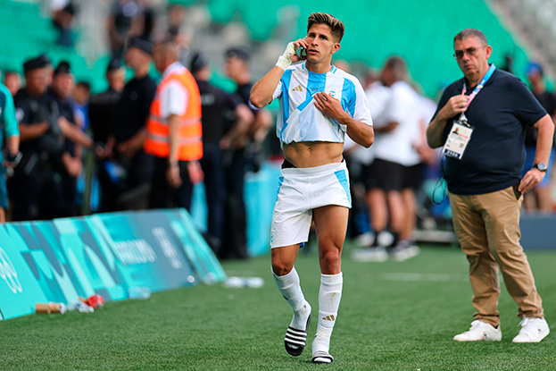 Джулиано Симеоне разговаривает по телефону после остановки матча.