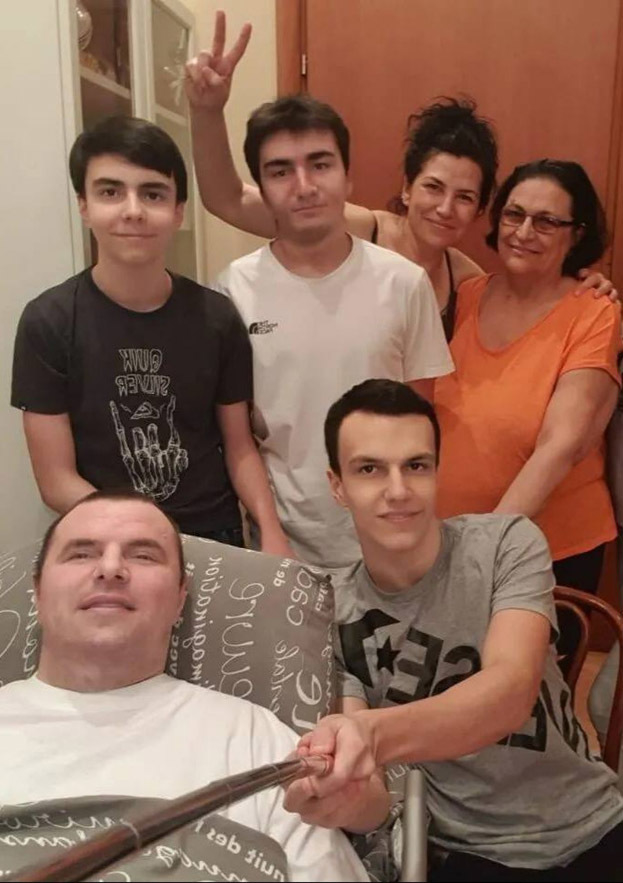 Вениамин Мандрыкин (внизу слева), его сыновья Давид и Даниил, сестра Жанна, племянник Георгий и мама Надежда. Вениамин Мандрыкин (внизу слева), его сыновья Давид и Даниил, сестра Жанна, племянник Георгий и мама Надежда