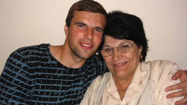 Вениамин Мандрыкин и его мама Надежда. Футболист Вениамин Мандрыкин и его мама Надежда