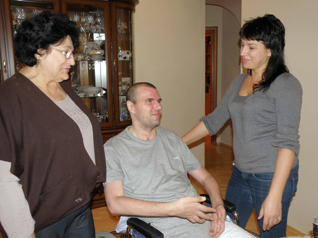 Вениамин Мандрыкин (в центре) с мамой Надеждой и сестрой Жанной. Вениамин Мандрыкин (в центре) с мамой Надеждой и сестрой Жанной