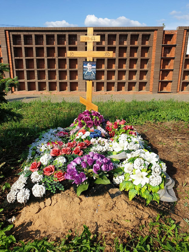Могила Вениамина Мандрыкина. Могила футболиста Вениамина Мандрыкина