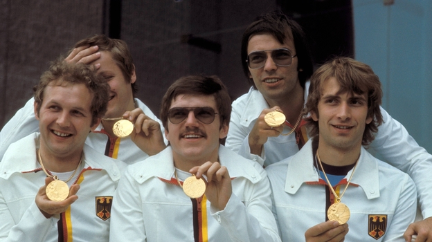 Томас Бах (в центре) со сборной ФРГ по фехтованию.