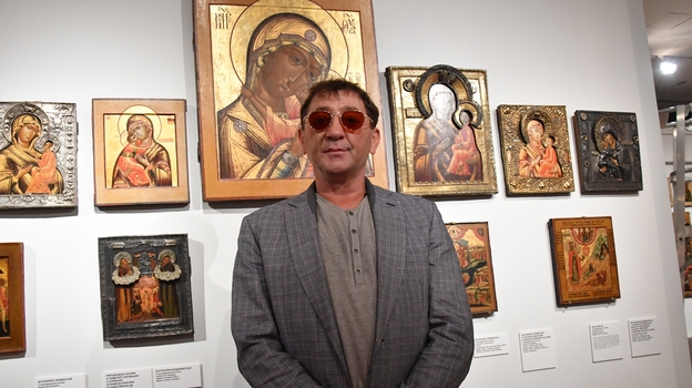 Григорий Лепс со своей коллекцией икон.