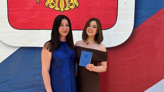 Камила Валиева со своем мамой.