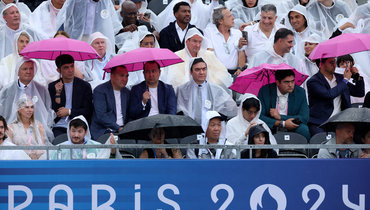 Церемония открытия Олимпиады проходит под дождем.