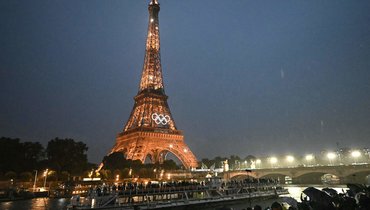 Эйфелева башня во время церемонии открытия Олимпиады.