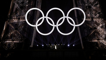 Олимпийские кольца на Эйфелевой башне.