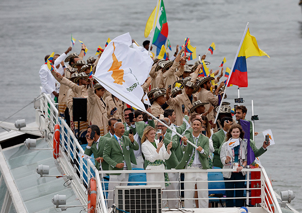 Елена Куличенко (внизу в светлом) во время парада спортсменов.