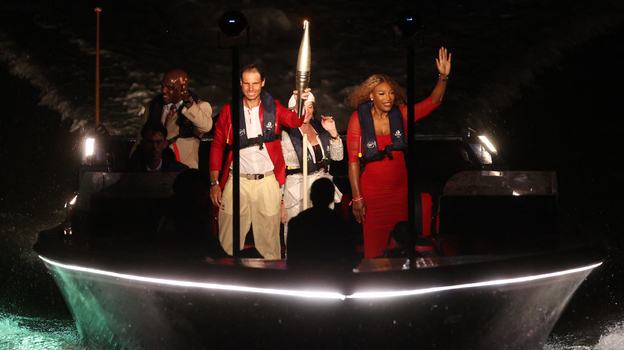 Карл Льюис, Рафаэль Надаль,Надя Комэнеч и Серена Уильямс с олимпийским факелом.