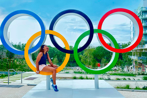 Лисвел Ева Мехиа у олимпийских колец в Париже.