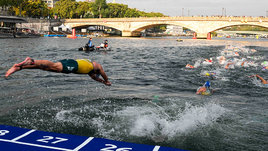 Тренировки триатлонистов в Сене отменены. Река загрязнена из-за дождей