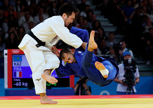 Елдос Сметов в финальном поединке с Лукой Мхеидзе.