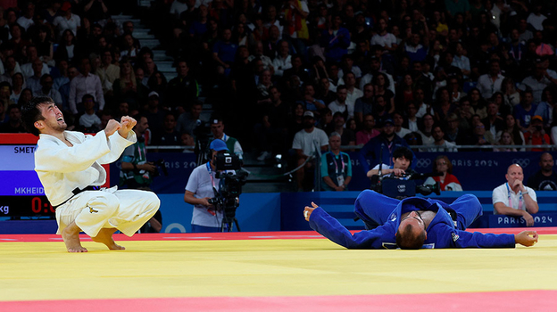 Елдос Сметов празднует победу.