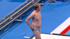 Неожиданный герой дня на Олимпиаде: мужчина в пестрых плавках прыгнул в бассейн и спас соревнования