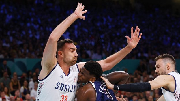 Никола Милутинов (№33).