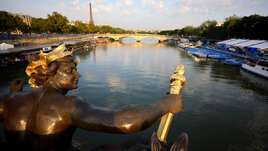 Вид на Эйфелеву башню и реку Сену