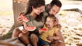 Семья радуется