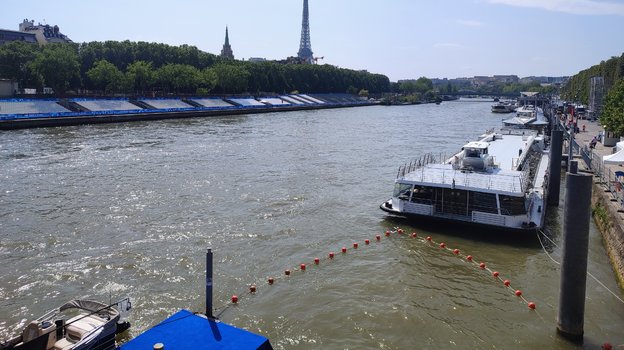 Место старта триатлона в Сене. Даже невооруженным глазом цвет воды не внушает доверия.
