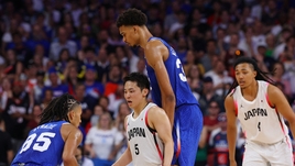 Франция едва не опозорилась в уникальном матче Олимпиады: разница в росте двух игроков больше 50 сантиметров!