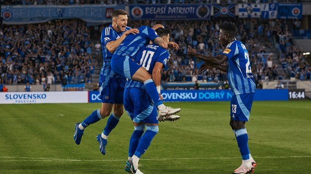 Футболисты «Слована» празднуют победу над «Целе».