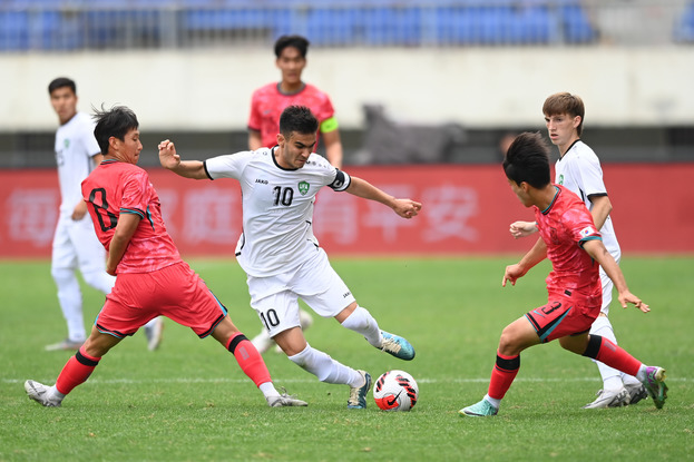 Мухаммадали Уринбоев (в центре).