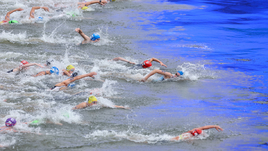 Олимпийцы все-таки нырнули в Сену. Фото экстремального заплыва