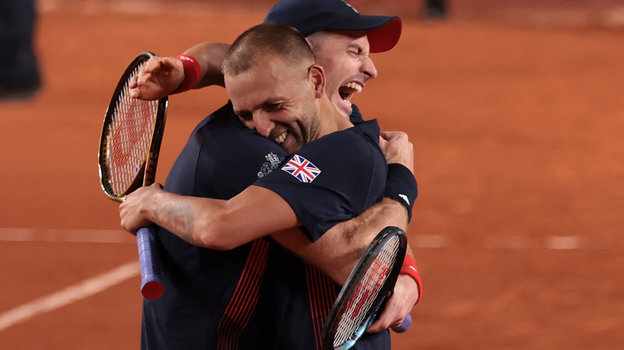Энди Маррей и Дэн Эванс после победы над Йораном Флигеном и Сандером Жилле.