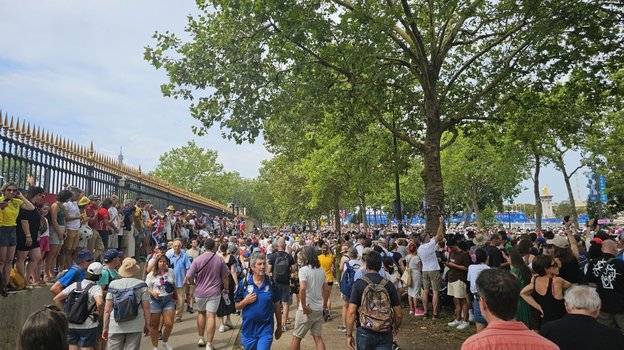 Зрители следят за соревнованиями по триатлону на Олимпиаде в Париже.