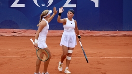 «Когда солнце выключили, игра сразу пошла». Андреева и Шнайдер — о выходе в четвертьфинал Олимпиады