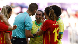 Чудовищный фол и красная для Месси от женского футбола. Марта влетела шипами в голову соперницы и разрыдалась