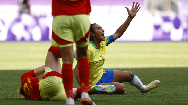 Марта жестко сфолила на сопернице.