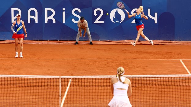 Барбора Крейчикова и Катерина Синякова из Чехии в матче против россиянок.