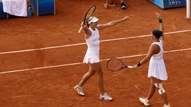 «Наши-наши!» Болельщики Андреевой и Шнайдер придумали законную кричалку и порвали чехов