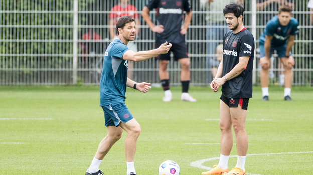 Хаби Алонсо и Сердар Азмун на тренировке «Байера».