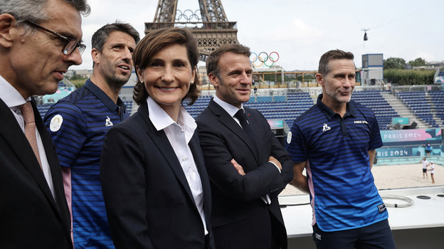 Тони Эстанге, Амели Удеа-Кастера и Эммануэль Макрон во время визита на Стадион у Эйфелевой башни