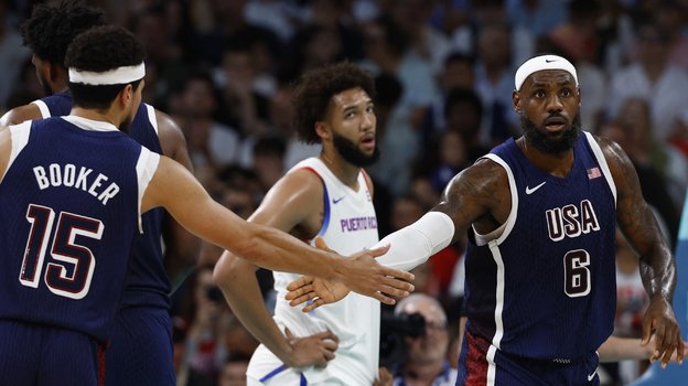 Леброн Джеймс (№6) в матче против Пуэрто-Рико.