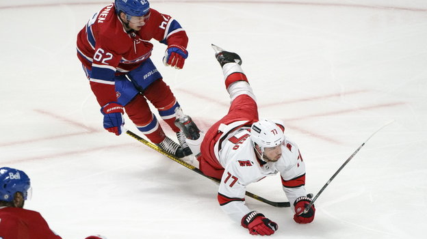 Тони Деанджело (справа).