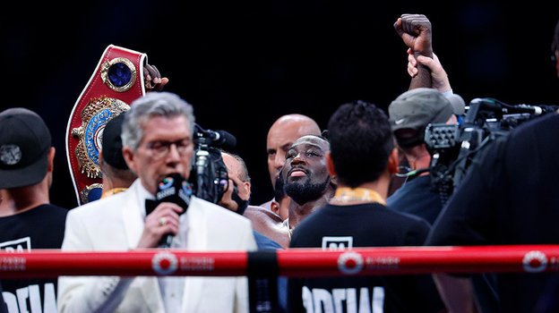 Теренс Кроуфорд празднует победу.