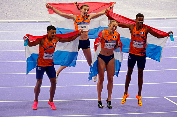 Сборная Нидерландов празднует победу в смешанной эстафете 4х400 м.