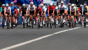 Групповая велогонка на Олимпиаде в Париже.