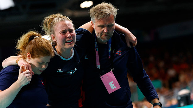 Медперсонал сборной Норвегии оказывает помощь Вильде Ингстад.