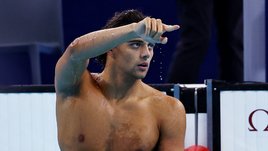 Итальянский пловец уснул в Париже прямо на улице. В городе стоит жара, которая не дает спать по ночам