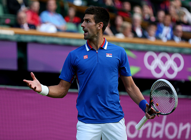 Новак Джокович в матче против Энди Маррея на Олимпиаде в Лондоне.
