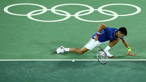 Новак Джокович проигрывает Хуану Мартину дель Потро на Олимпиаде в Рио в 2016 году.