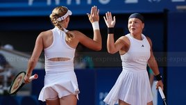 Олимпийский мишка и AIN в цветах флага России. Как болели за Андрееву и Шнайдер в финале Олимпиады