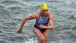 Спортсменка попала в больницу после заплыва в Сене. У бельгийки — кишечная палочка, она снялась с триатлона