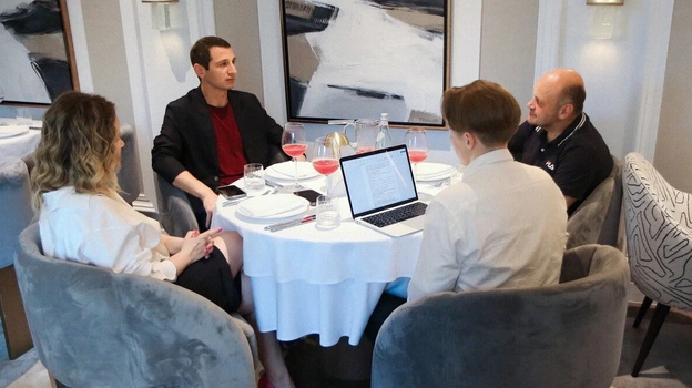 Алан Дзагоев дает интервью журналистам «СЭ» Виталию Айрапетову и Артему Бухаеву.